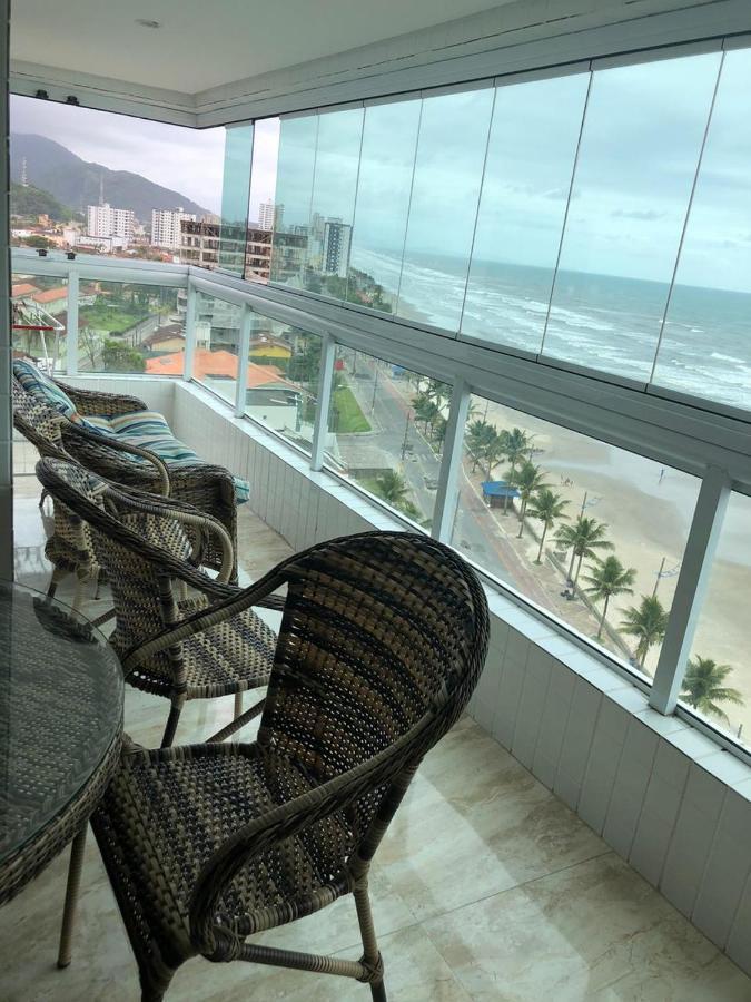 Mongagua Com Vista Para O Mar Pe Na Areia Exterior photo